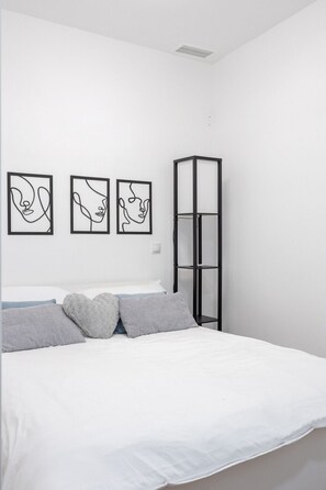 1 habitación, tabla de planchar con plancha y cuna de viaje 