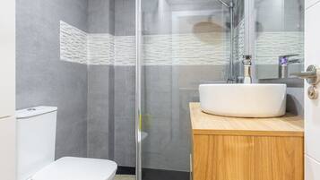 Regadera, secadora de cabello, toallas