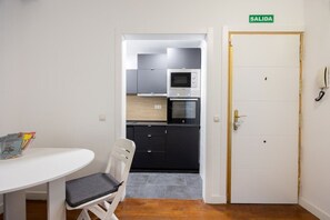 Fridge, microwave, oven, coffee/tea maker - Stay in La Latina – Stylish Apartment for Work and Study (Madrid)