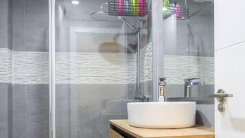 Regadera, secadora de cabello, toallas