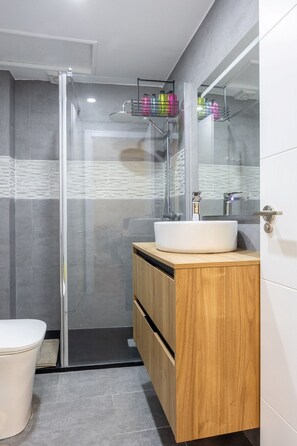 Regadera, secadora de cabello, toallas 