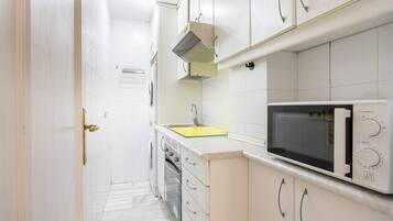 Kjøleskap, mikrobølgeovn, ovn og oppvaskmaskin