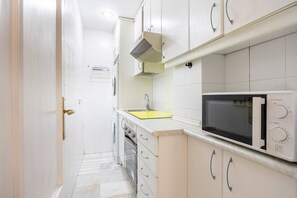 Fridge, microwave, oven, dishwasher - Cozy Apartment in La Latina – Perfect for Work or Study (Madrid)