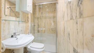 Douche, sĂšche-cheveux, serviettes fournies