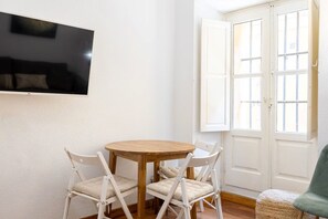 Dining - Cozy Apartment in La Latina – Perfect for Work or Study (Madrid)