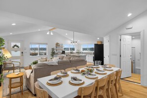 Una cocina moderna con comedor, sofá y vistas de la ciudad.