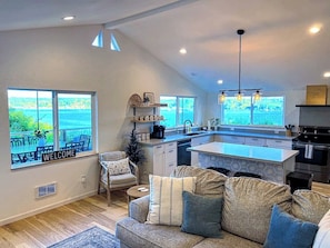 TV connectée, table de tennis de table, livres