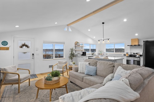 Waterview 4BR Home w/Hot Tub, Spa Bath & Game Room