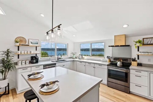 Waterview 4BR Home w/Hot Tub, Spa Bath & Game Room