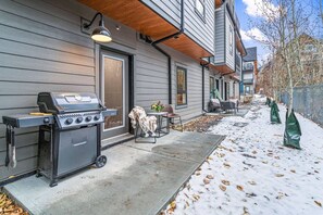 Terrace/patio - Spacious 3BR Haven in Scenic Canmore (Canmore)