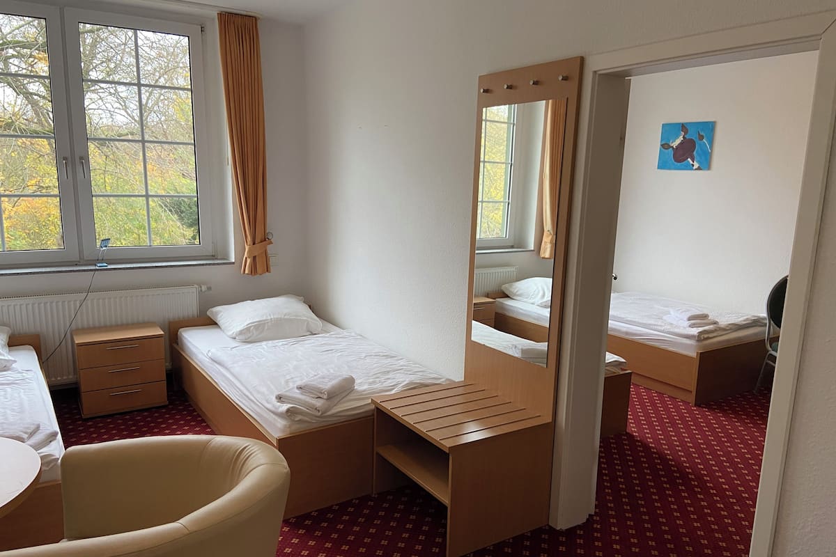 Vierpersoonskamer, privébadkamer, uitzicht op park | Gratis wifi