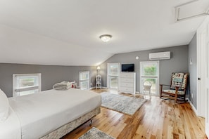 6 bedrooms, internet, bed sheets - Spacious house with hot tub, gas fireplace, firepit - dog friendly (Dundee)