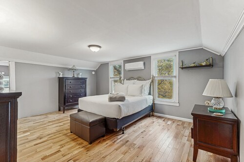 Spacious house with hot tub, gas fireplace, firepit - dog friendly