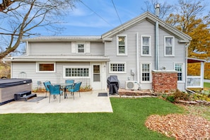 Outdoor dining - Spacious house with hot tub, gas fireplace, firepit - dog friendly (Dundee)