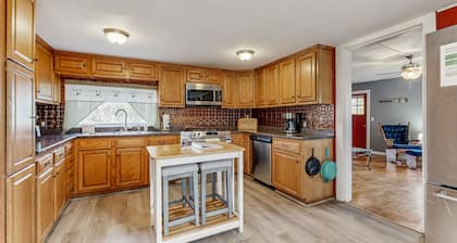 Spacious house with hot tub, gas fireplace, firepit - dog friendly