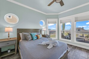 5 habitaciones, escritorio y tabla de planchar con plancha 