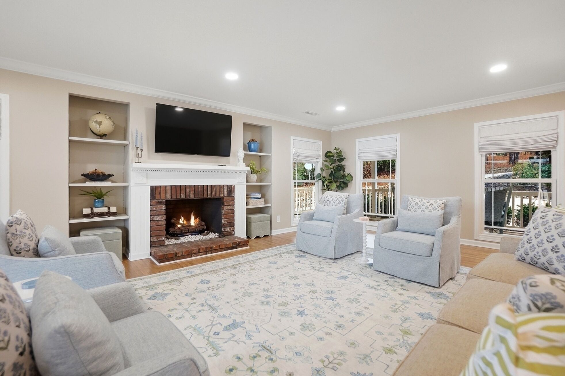 Una Smart TV, una chimenea, libros