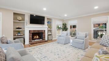 Una Smart TV, una chimenea, libros