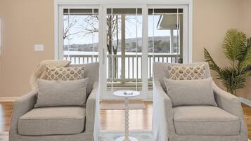 Smart-TV, peis og bøker