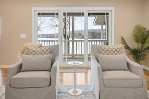 Smart TV, lareira, livros