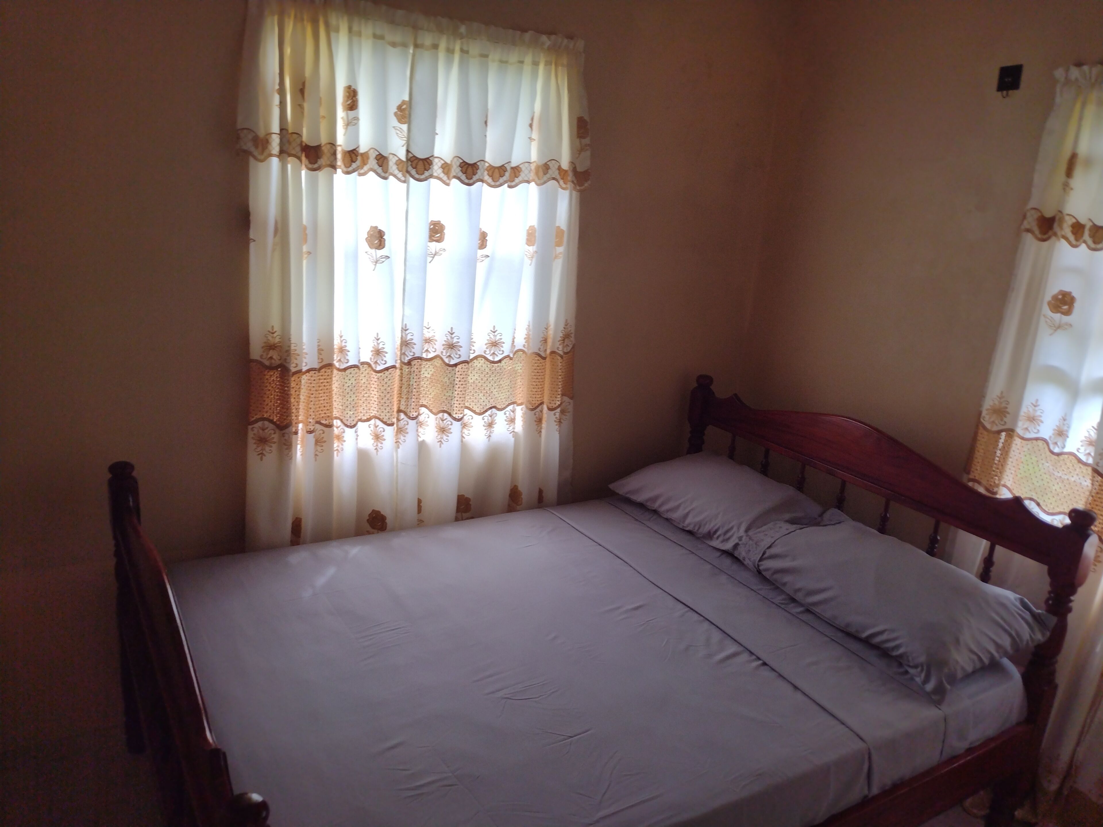 Tabla de planchar con plancha, wifi, ropa de cama