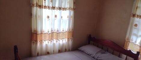 Tabla de planchar con plancha, wifi, ropa de cama