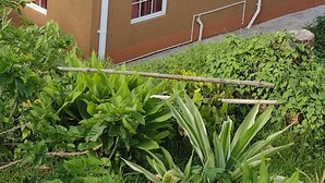 Ein zweistöckiges Gebäude mit rotem Dach und zahlreichen Fenstern.