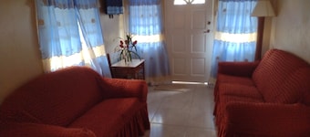 Enjoyable 2-bedroom building with AC in charming Birch Grove