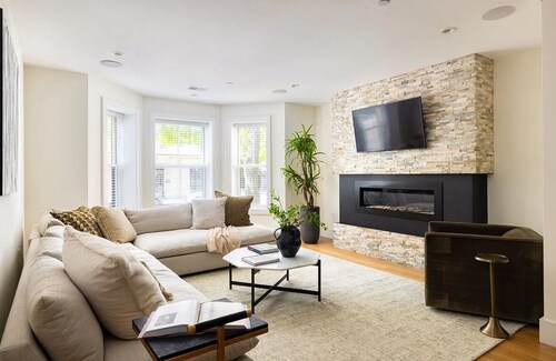 Luxurious condo in the heart of Coolidge Corner !