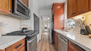 Een magnetron, een oven, een kookplaat, een vaatwasser