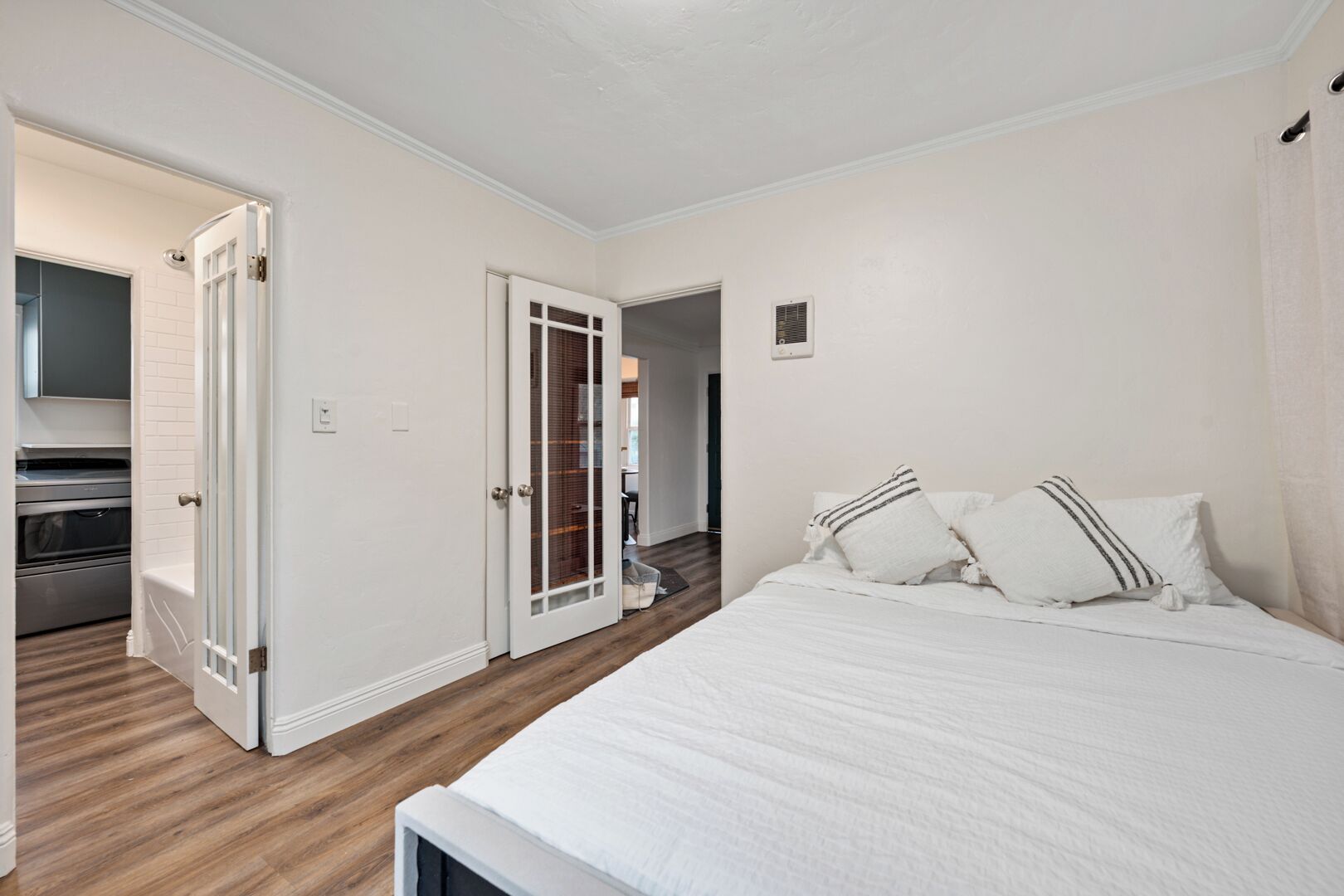 2 makuuhuonetta, työpöytä, silitysrauta/-lauta, ilmainen Wi-Fi