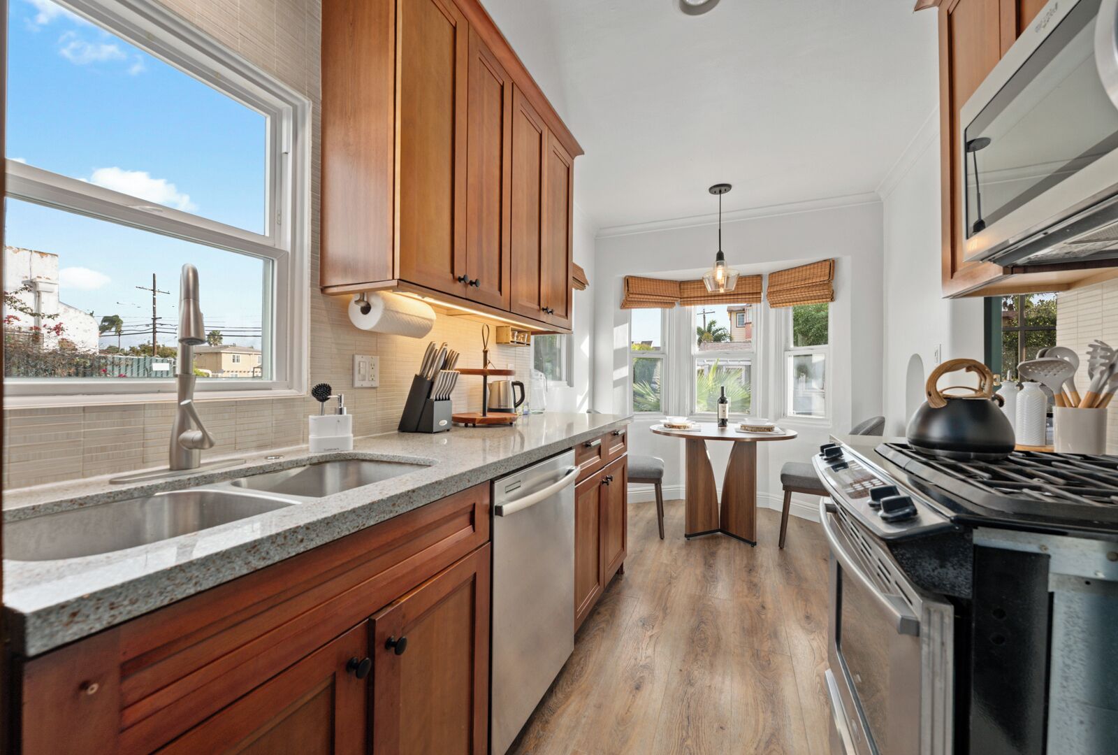 Jääkaappi, mikroaaltouuni, uuni, liesi