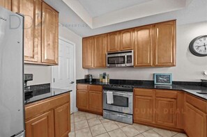 冷蔵庫、電子レンジ、オーブン、コンロ