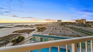 Un hotel sul lungomare con vista sulla spiaggia e sull'oceano.