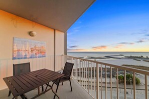 Outdoor dining - Sea Breeze 610 | Beautiful Beachside Condo! (Biloxi)