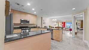 Una cucina moderna con ripiani in granito, elettrodomestici in acciaio inossidabile e mobili in legno.