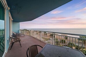 Outdoor dining - Legacy Tower One 502 overlooks the beautiful Gulf. (Gulfport)