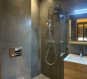Shower, hair dryer, towels, toilet paper - Cosy Appartement Mazal , Guéliz (Marrakech)