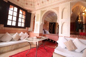 8 عدّة غرف نوم ومكو�اة/لوح كي وخدمة الإنترنت