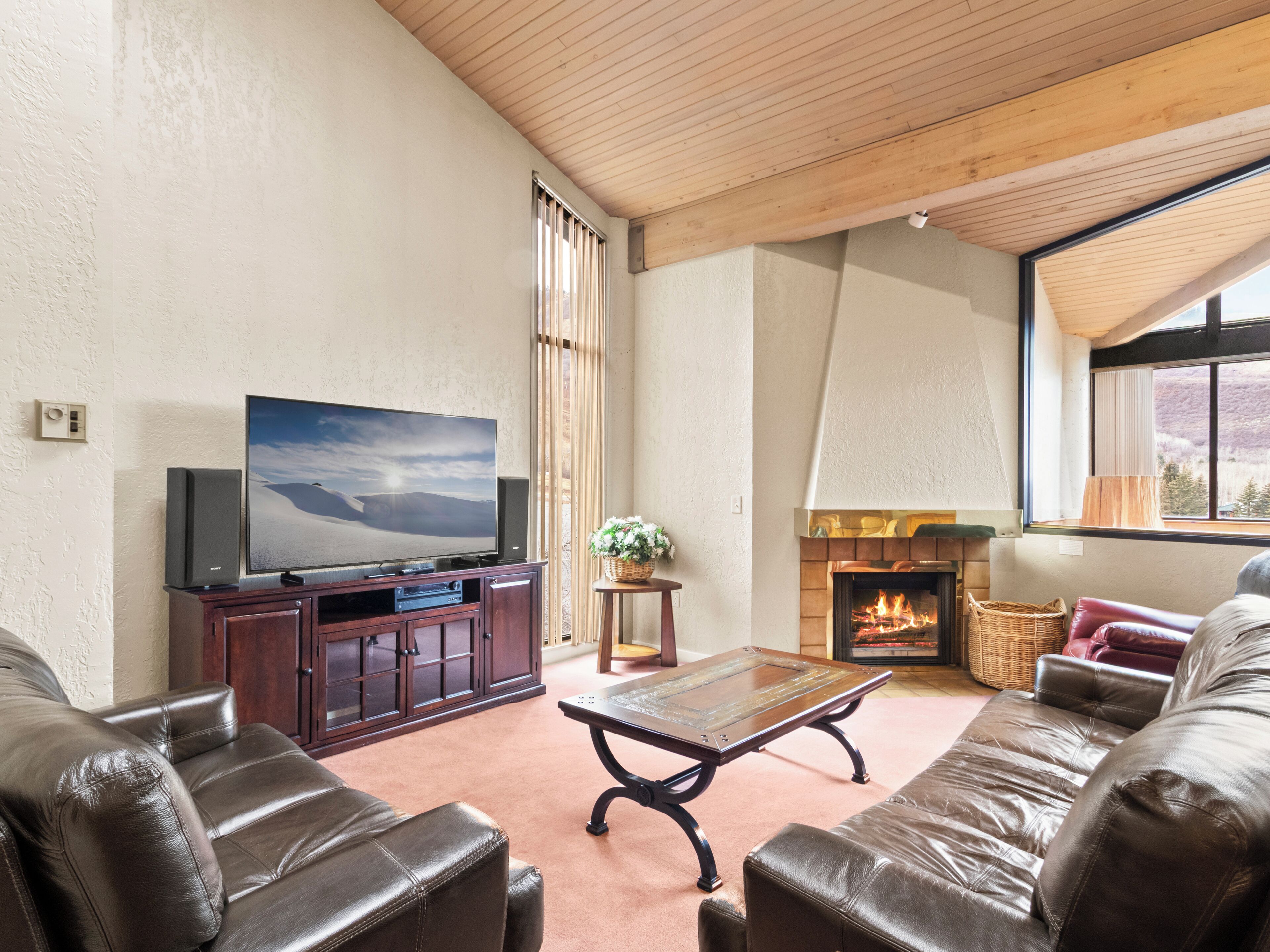 Silver King 513 | Walk To Lifts | Fireplace | Kitchen | Top Floor | Mtn/ski View | Pool & Hot Tub - Park City, UT