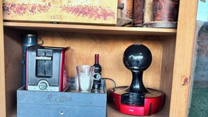 A wooden shelf with a vintage coffee maker, a red pot, a jar of pickles, and a wooden spoon. - Kiosk with Private Pool (Sapucaia do Sul)