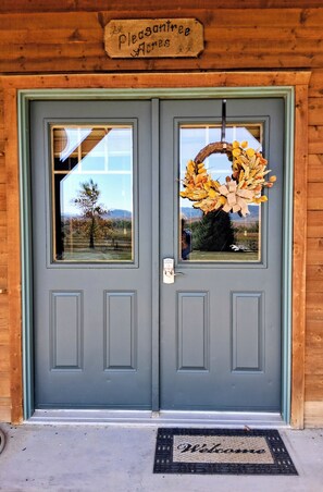 Exterior detail - Beautiful 2-bedroom guest suite with endless views (Belle Fourche)