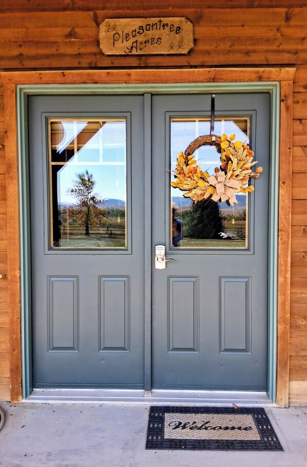 Exterior detail - Beautiful 2-bedroom guest suite with endless views (Belle Fourche)