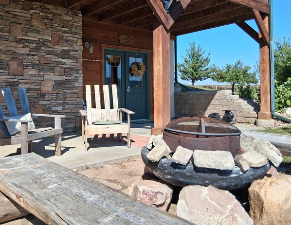 Terrace/patio - Beautiful 2-bedroom guest suite with endless views (Belle Fourche)