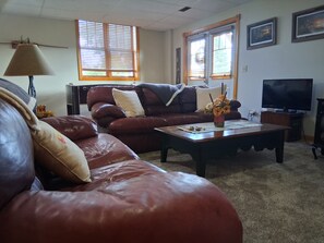 TV, fireplace, DVD player, books - Beautiful 2-bedroom guest suite with endless views (Belle Fourche)