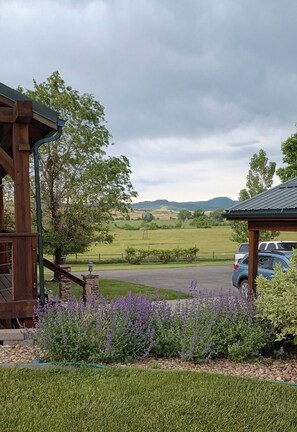 Property grounds - Beautiful 2-bedroom guest suite with endless views (Belle Fourche)