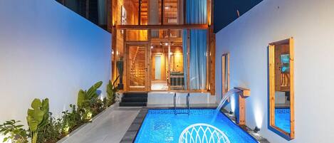 Blackout curtains, free WiFi