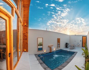 Blackout curtains, free WiFi