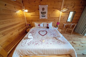 Premium bedding, blackout drapes, free WiFi, bed sheets - Cloud Huts (Jeddah)