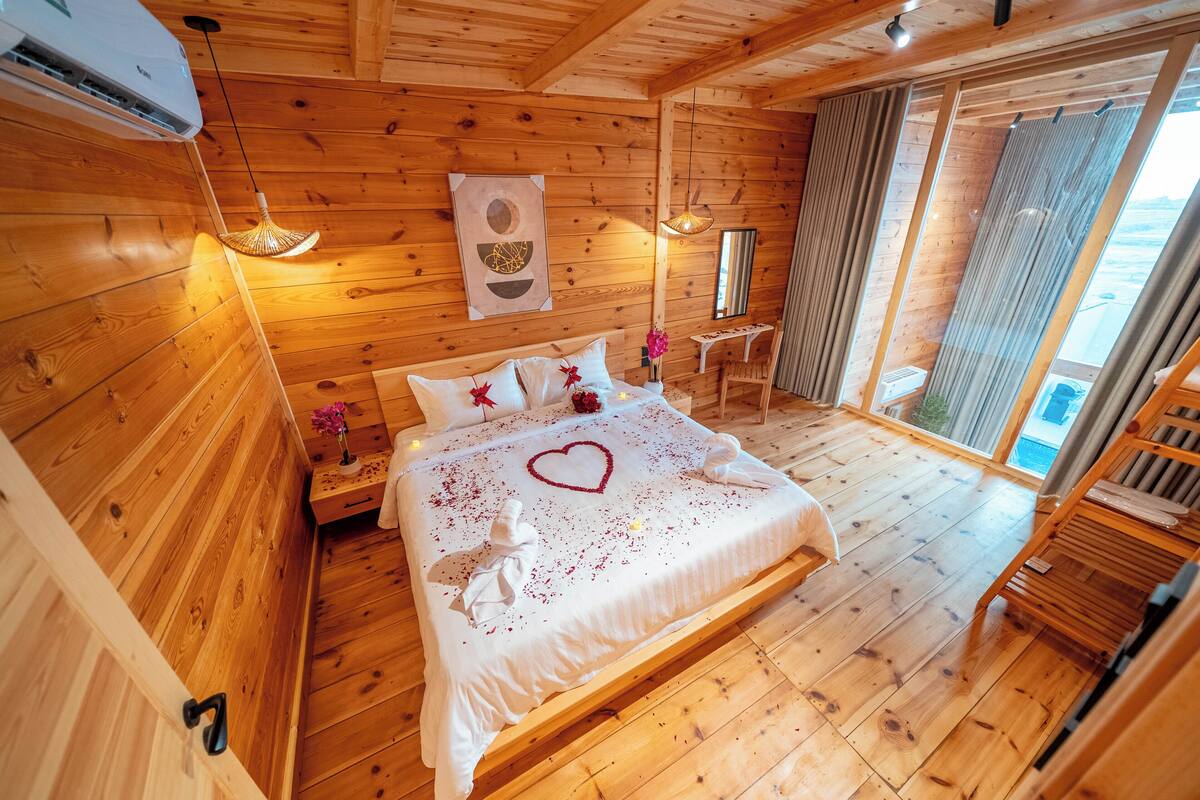 Premium bedding, blackout drapes, WiFi (free), bed sheets